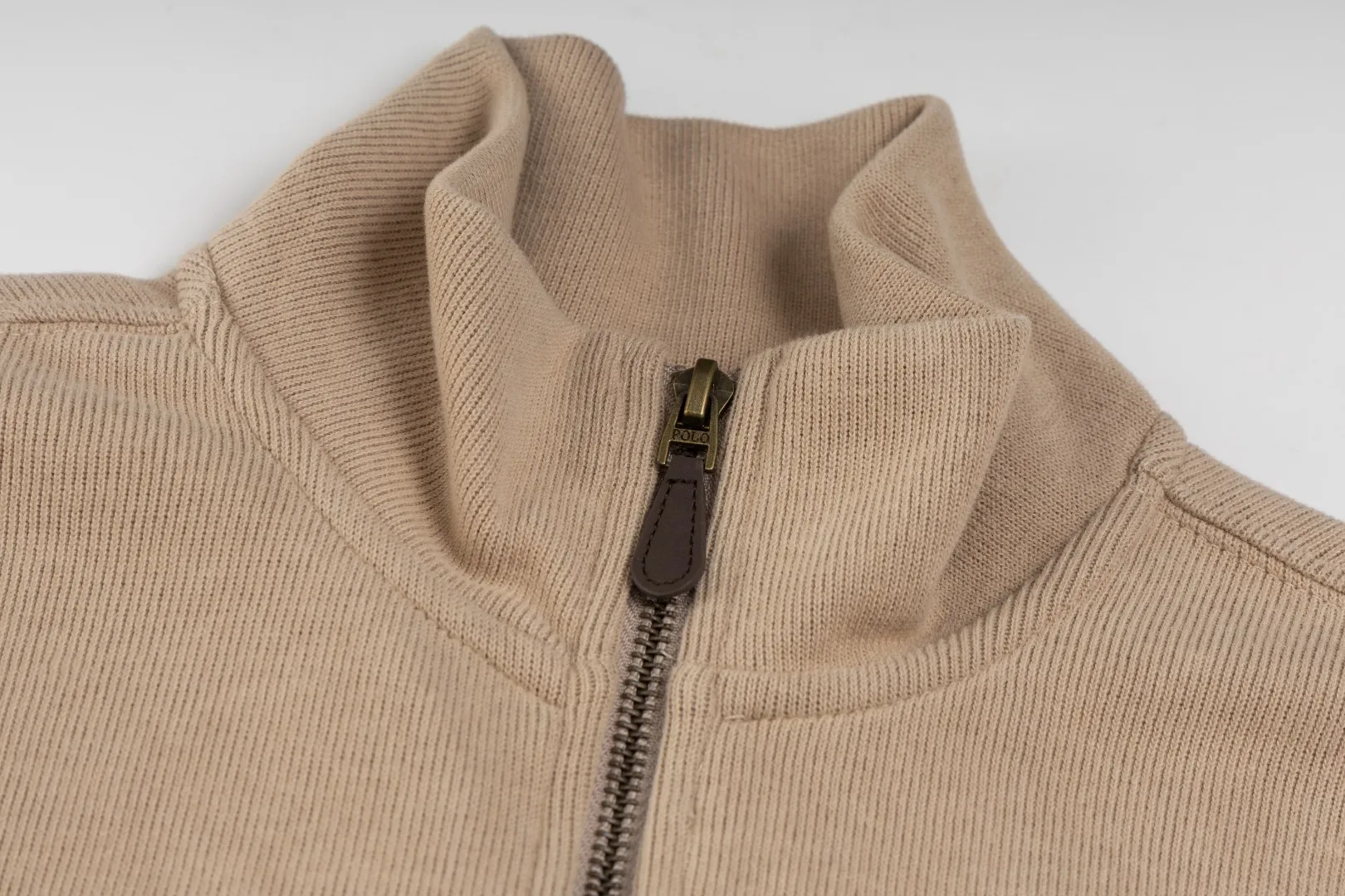 P230 #R97 Ralph lauren twelve-color embroidered pony logo half-zip high-neck long-sleeved knitted sweatshirt. The same style for men and women. The new half-zip sweatshirt for couples to wear in autumn is here! This kind of sweatshirt is really popular this year, even more popular than the hooded sweatshirt. Open the zipper and it can be used as a large lapel, which makes it more fashionable. The color of the classic design of the little war horse on the chest is matched with the embroidery. The simple zipper design echoes the brand logo, so you don’t need to match too much. The sweater version is loose enough! The fabric is custom-woven and dyed 100 cotton. 320g high gram weight 100% cotton knitted cotton with a certain thickness. The fabric is soft and comfortable, and the three-dimensional fabric is full of texture. The stitching is three needles and five threads, which is beautiful and strong. The pattern is also good. Although it is loose, it does not look bulky! - It is not a popular color scheme on the street. The color is pure and highly recommended. The upper body has a particularly high rate of turning heads. Loose style. Big drop shoulder OS style. Same style for men and women. Couple wear. Versatile and practical! Color: Gray, navy, khaki, green label, oatmeal brown label, apricot, black, army green, burgundy, pink, dark gray, light blue, white. Size: S M L XL Length: 70/72/74/76 Bust: 53.5/55.5/57.5/58.5 Shoulder width: 44/45/46/47 Sleeve length: 61/62/63/64